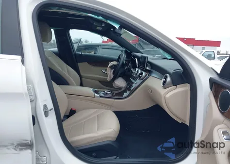 2018 Mercedes-Benz C 300 из США, поврежденный, VIN 55SWF4JBXJU280561